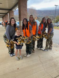 Tuscola Cheer Students Visit Hazelwood